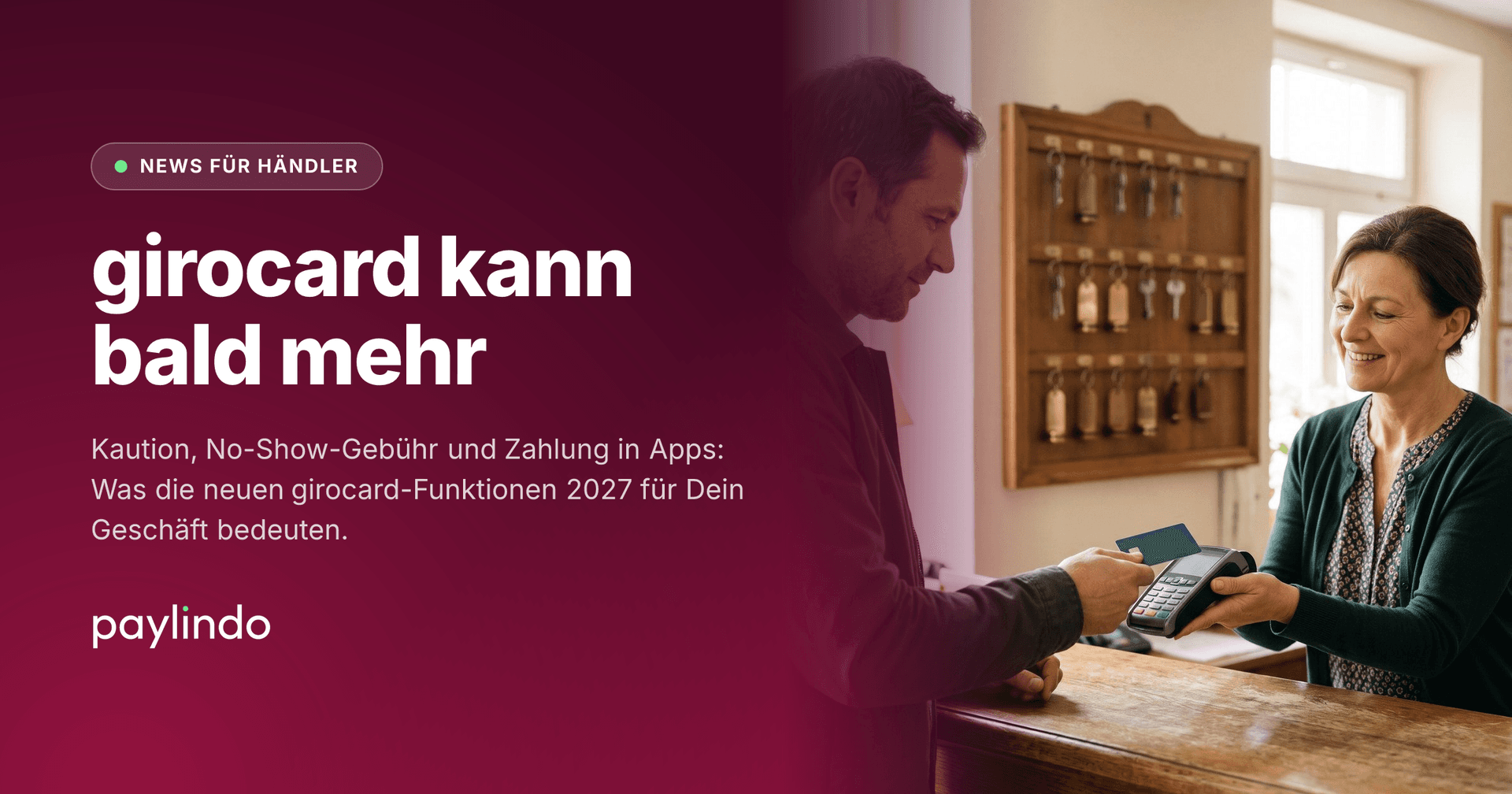 girocard 2027: Hotelgast zahlt an der Rezeption mit Karte am Kartenterminal